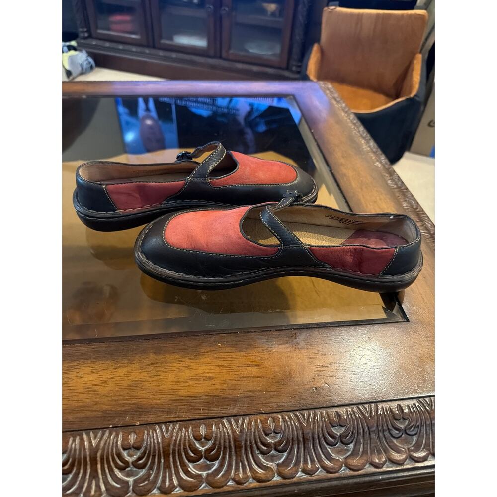 ⭐️ Women’s Born Red Suede Flat Comfort Mary Jane Mule Shoes Size 10 - Picture 3 of 6